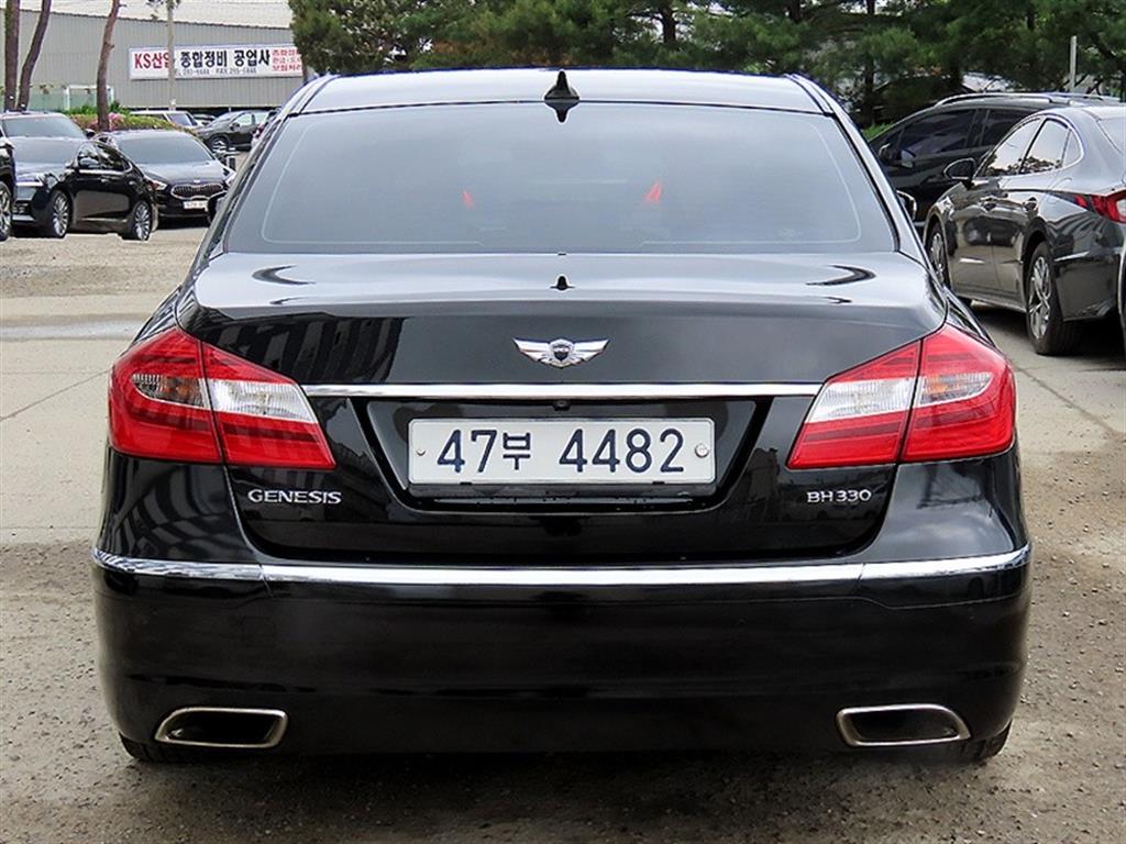 HYUNDAI Genesis - Vista 4