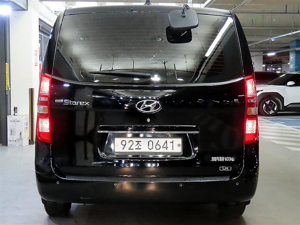 HYUNDAI Starex - Vista 5