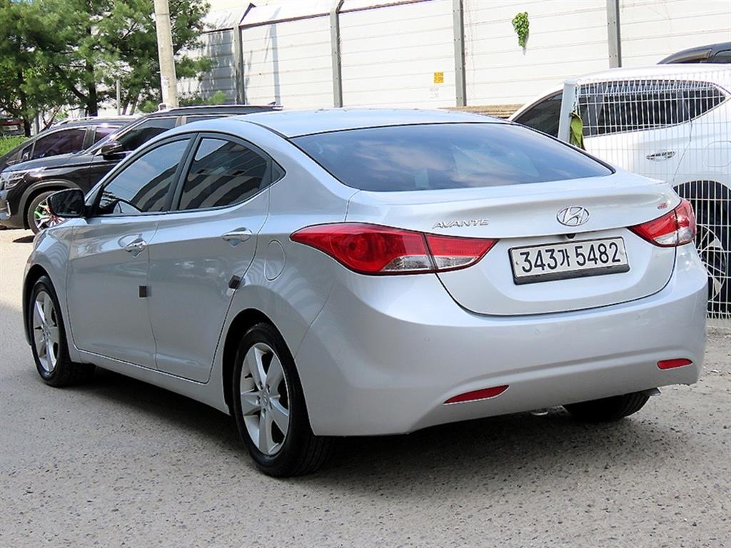HYUNDAI Avante - Vista 3