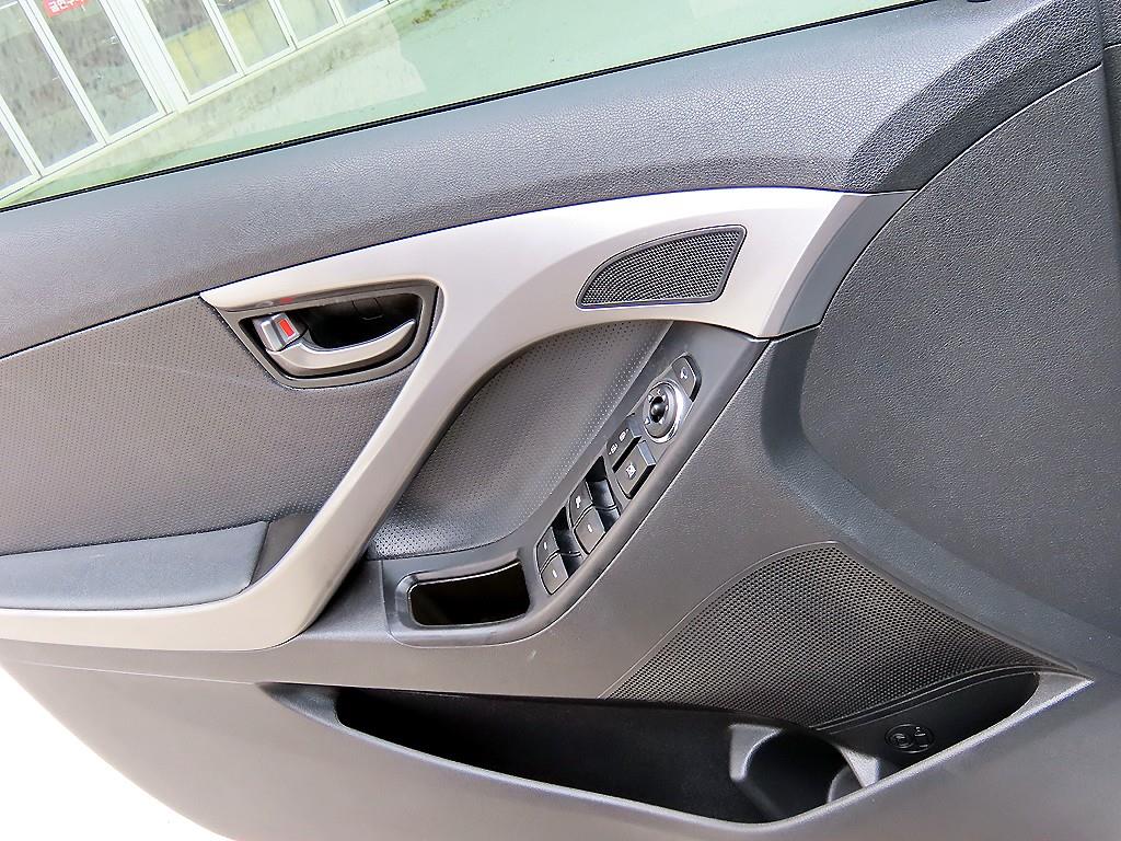 HYUNDAI Avante - Vista 11