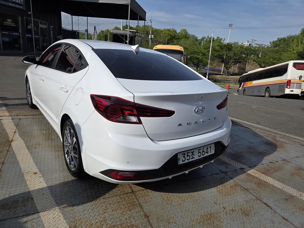 HYUNDAI Avante - Vista 4