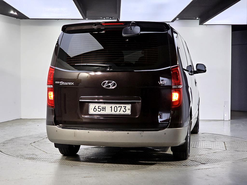 HYUNDAI Starex - Vista 3
