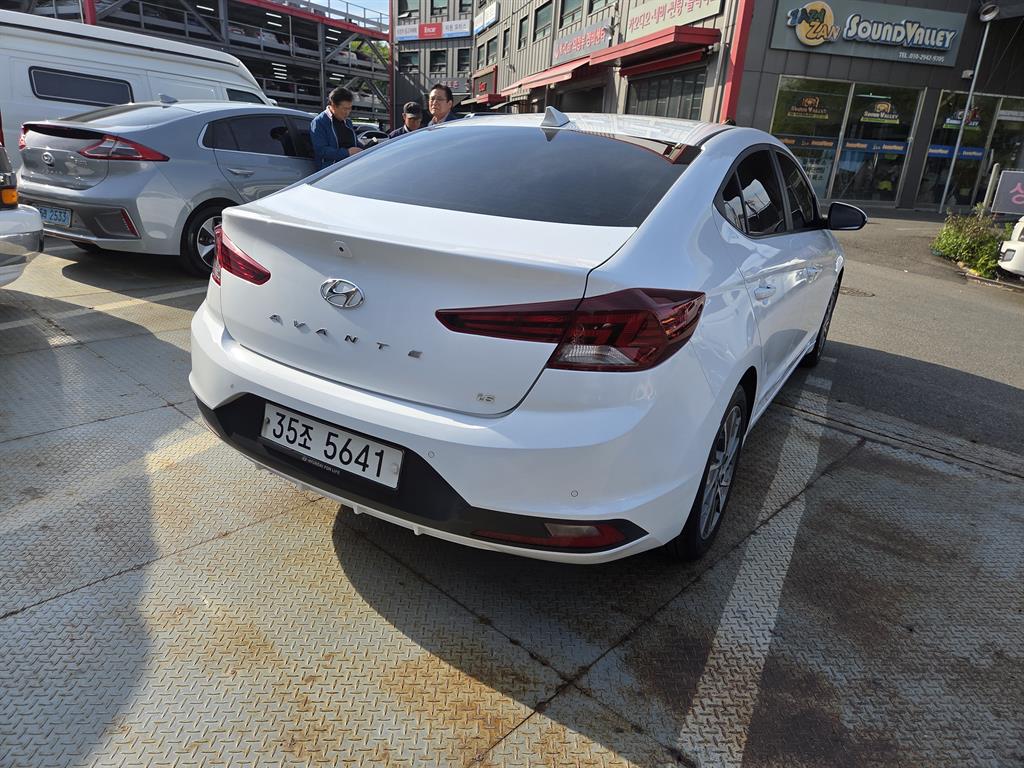 HYUNDAI Avante - Vista 3