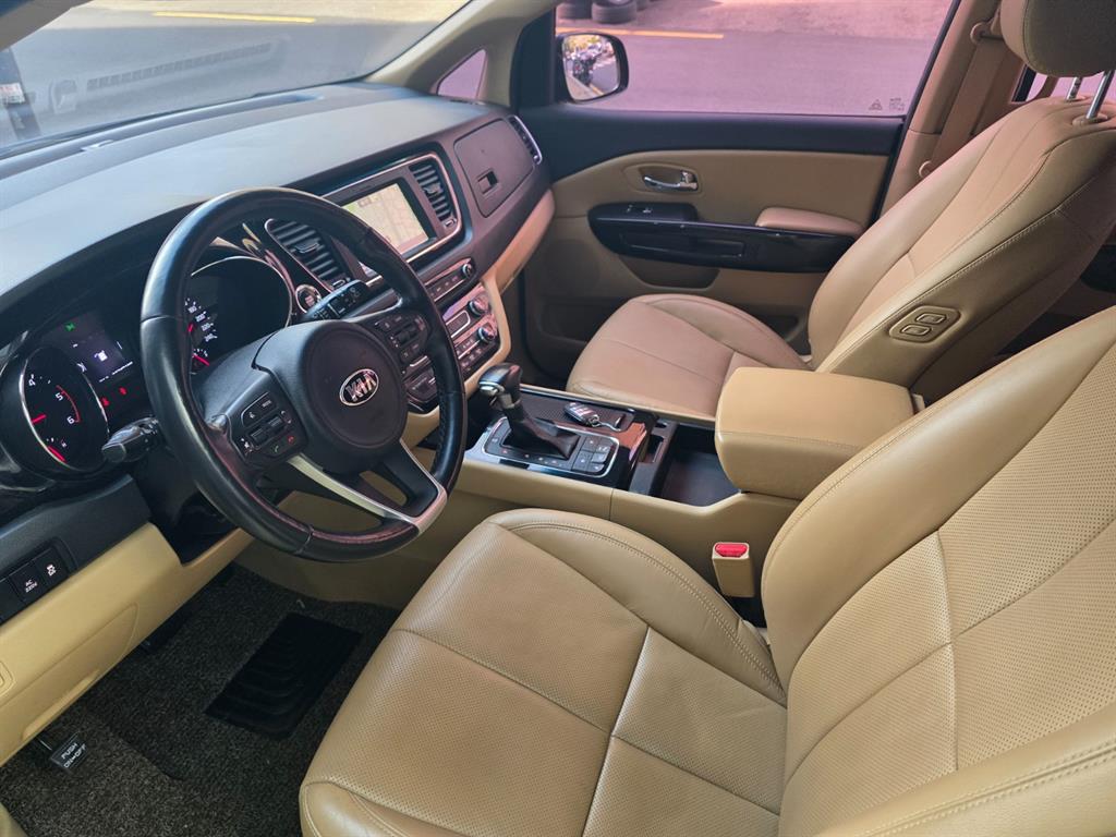 KIA Carnival - Vista 8