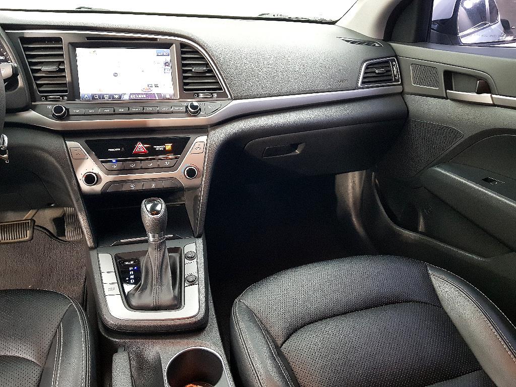 HYUNDAI Avante - Vista 10
