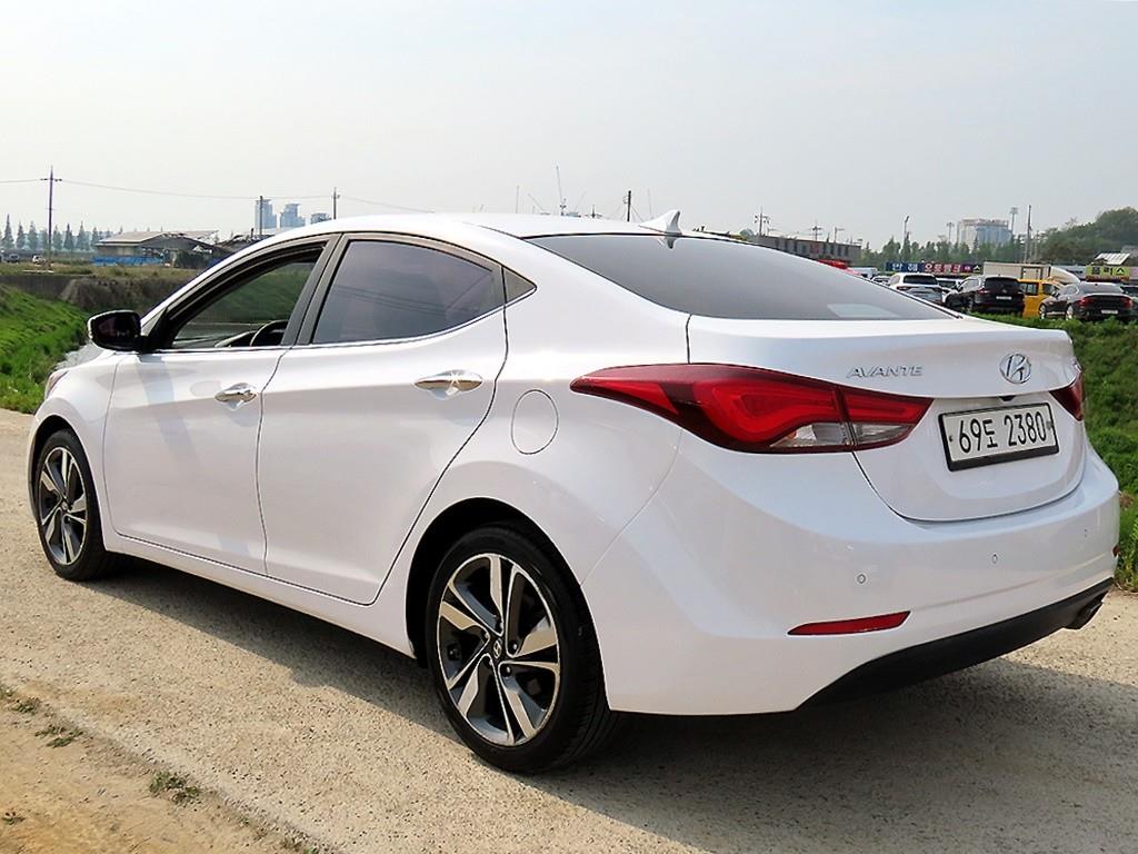 HYUNDAI Avante - Vista 3