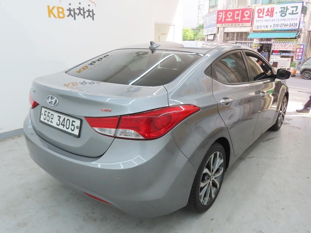 HYUNDAI Avante - Vista 3