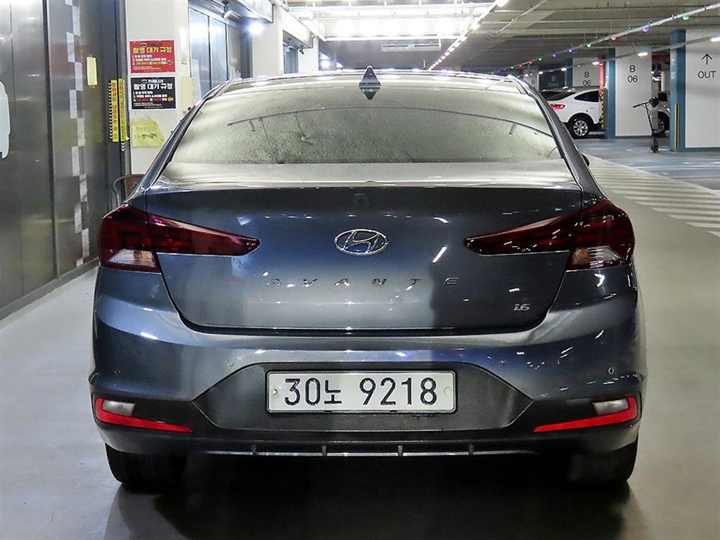 HYUNDAI Avante - Vista 5