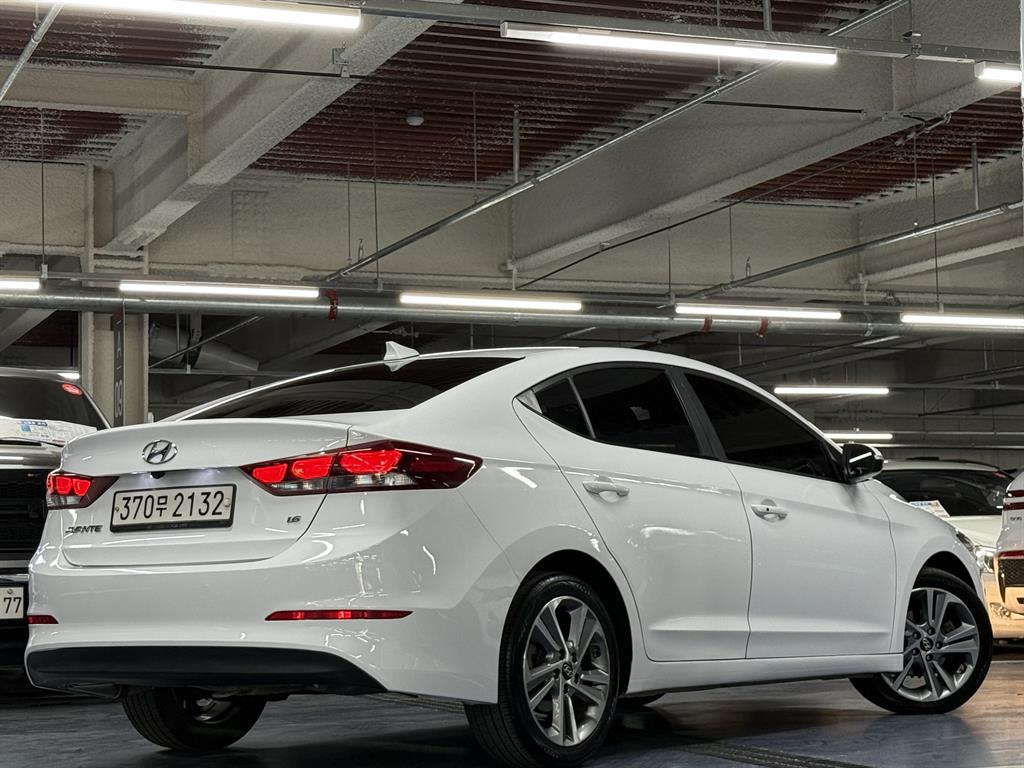 HYUNDAI Avante - Vista 3