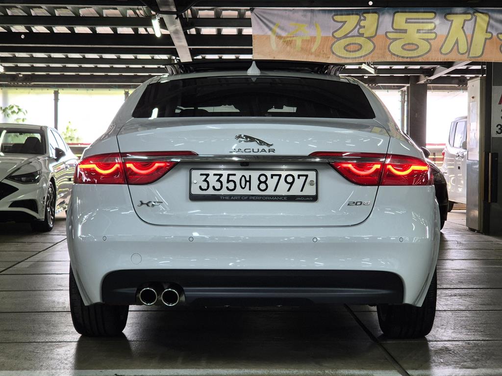 Jaguar XF - Vista 4