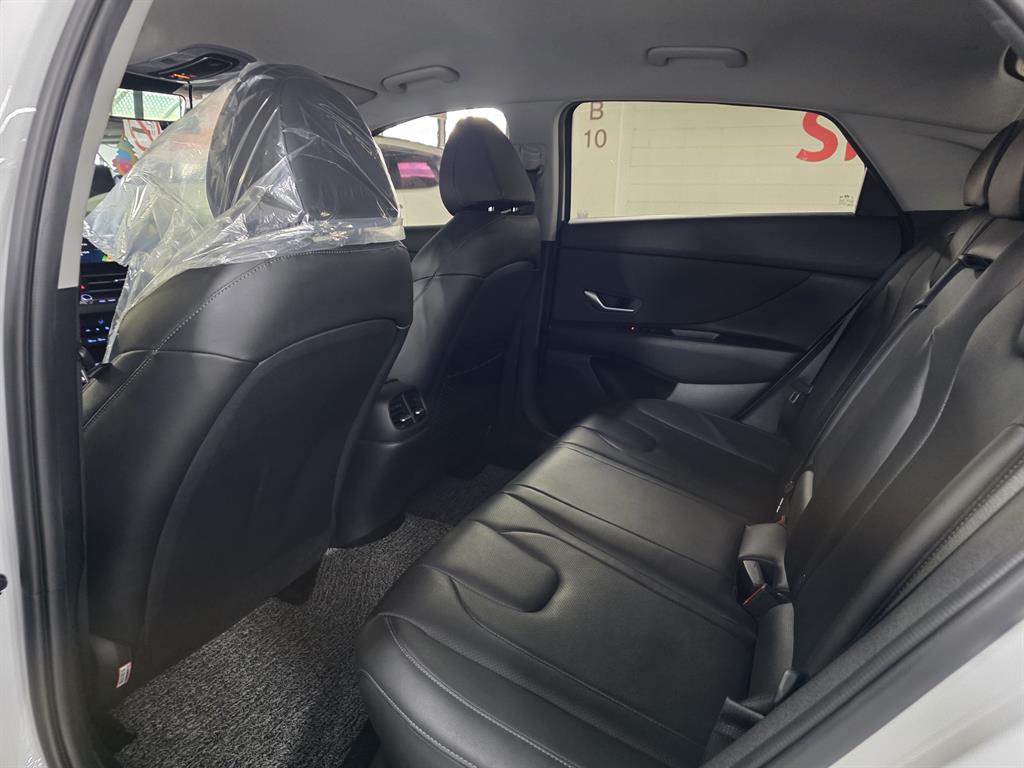 HYUNDAI Avante - Vista 10