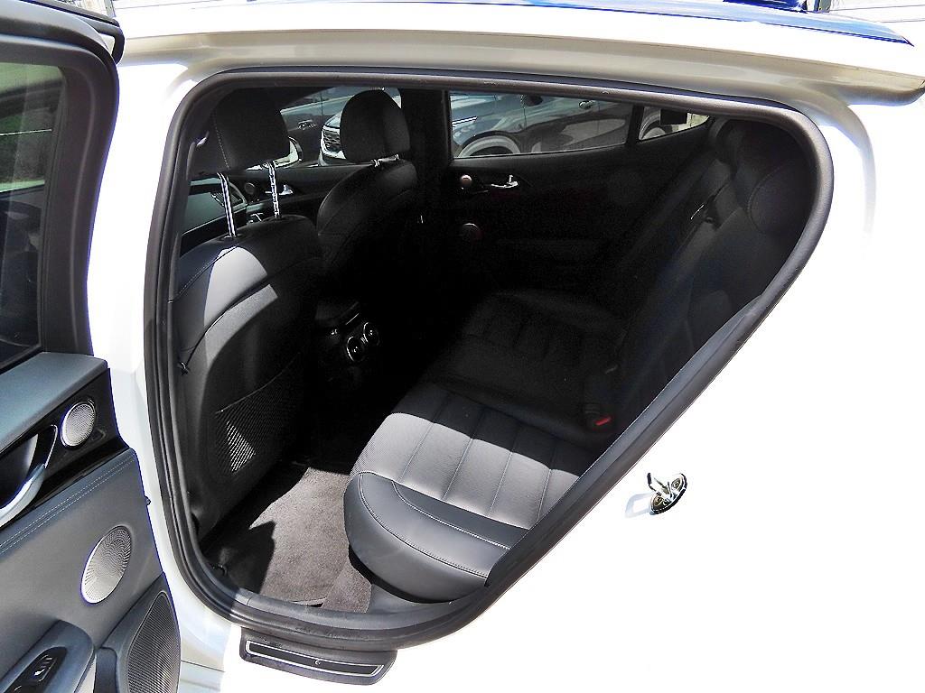 KIA Stinger - Vista 6