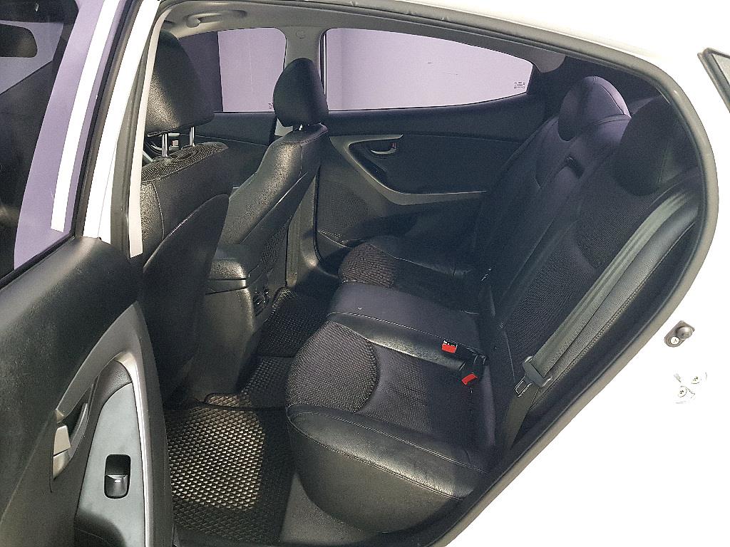 HYUNDAI Avante - Vista 9