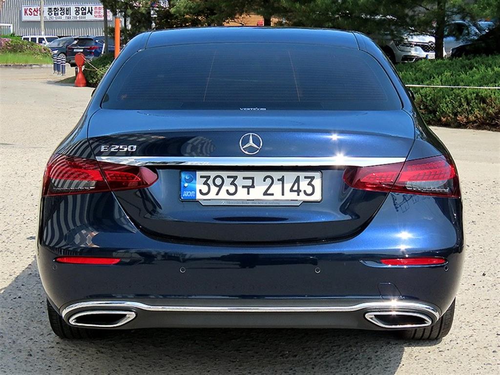 Mercedes Benz E class - Vista 4