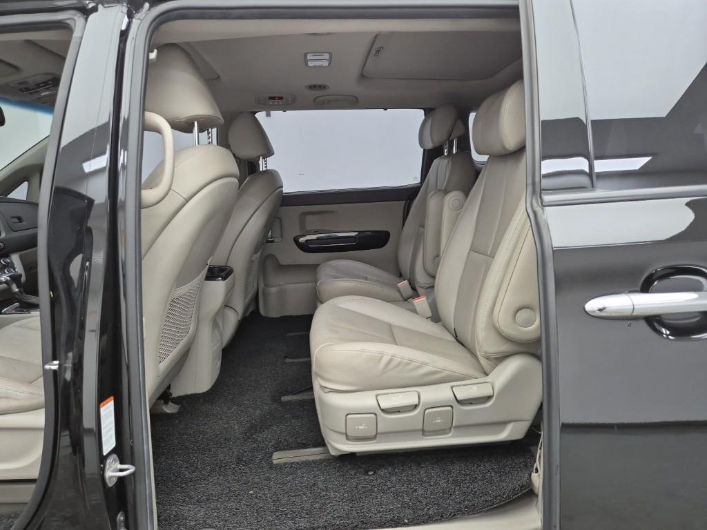 KIA Carnival - Vista 12