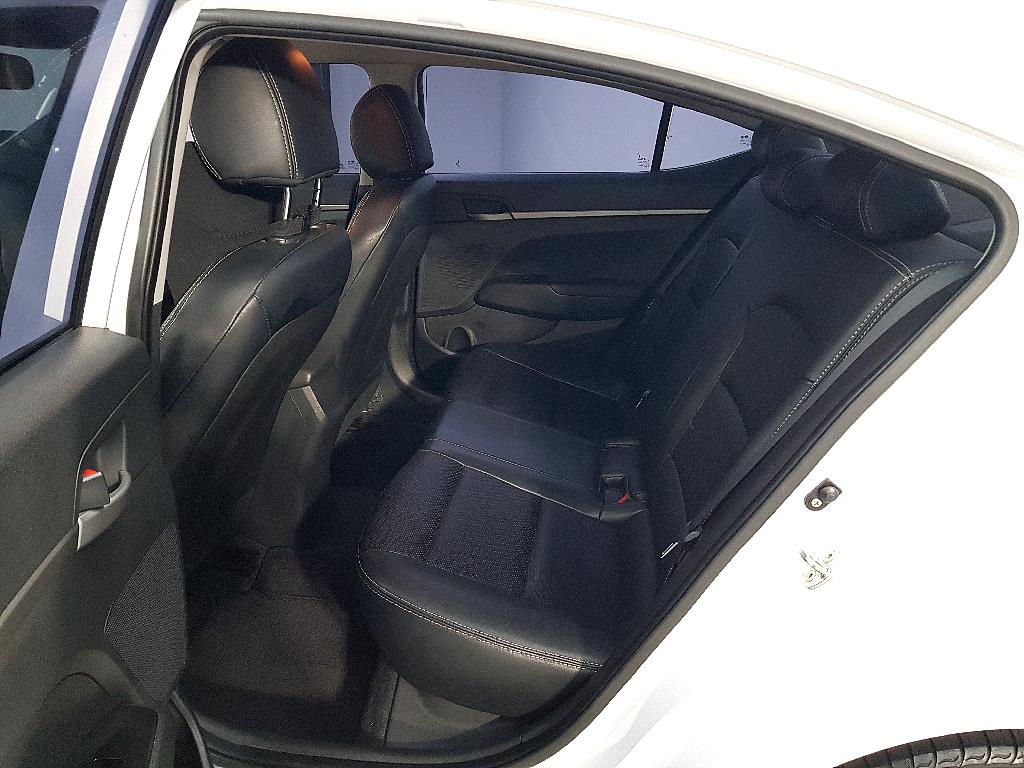 HYUNDAI Avante - Vista 9