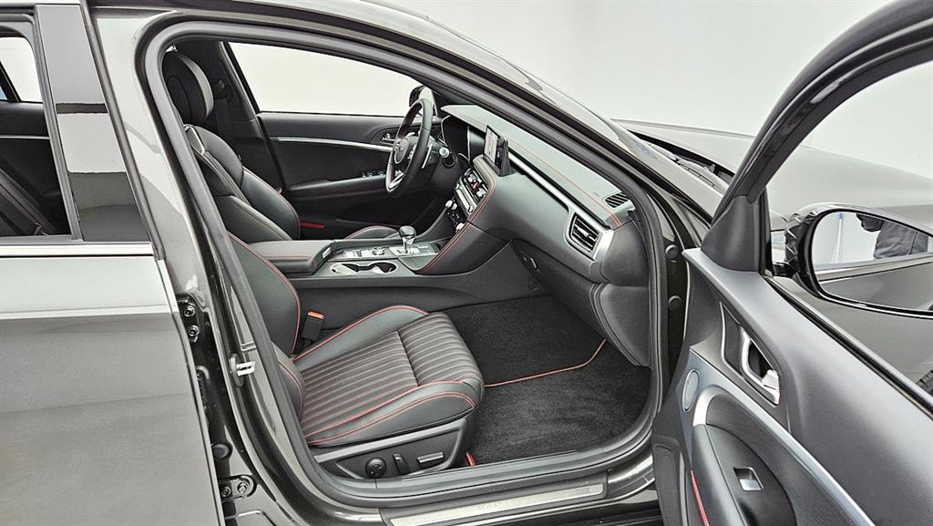 Genesis G70 - Vista 8