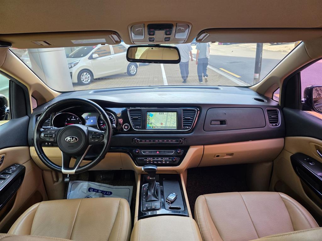 KIA Carnival - Vista 5