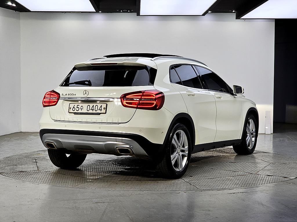 Mercedes Benz GLA Class - Vista 4