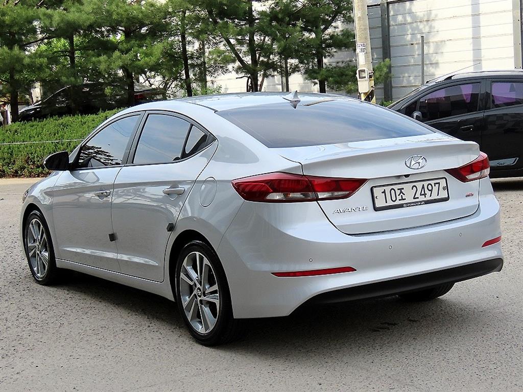HYUNDAI Avante - Vista 3