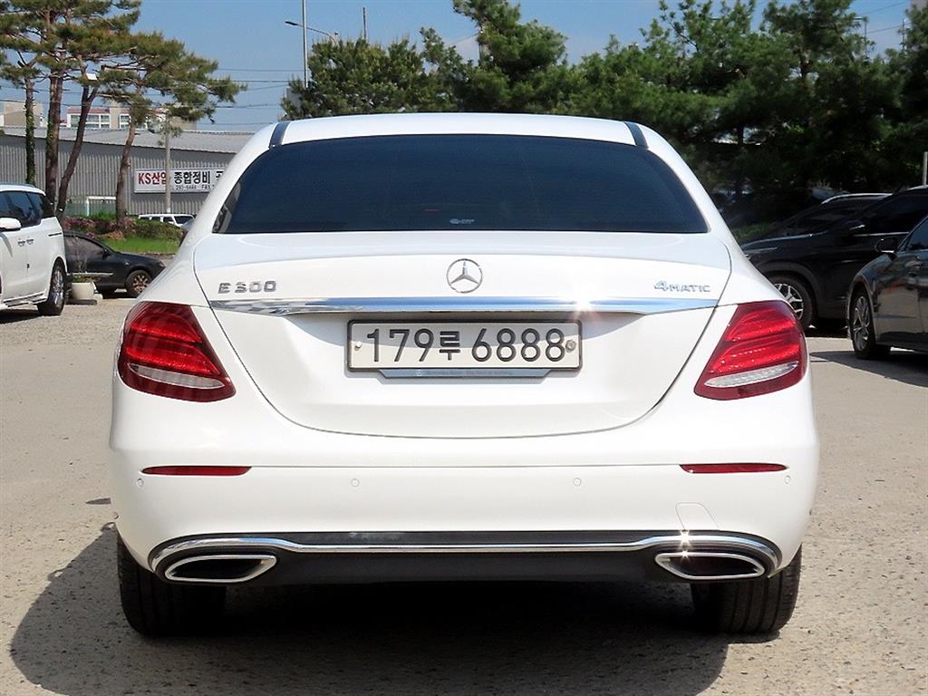 Mercedes Benz E class - Vista 4