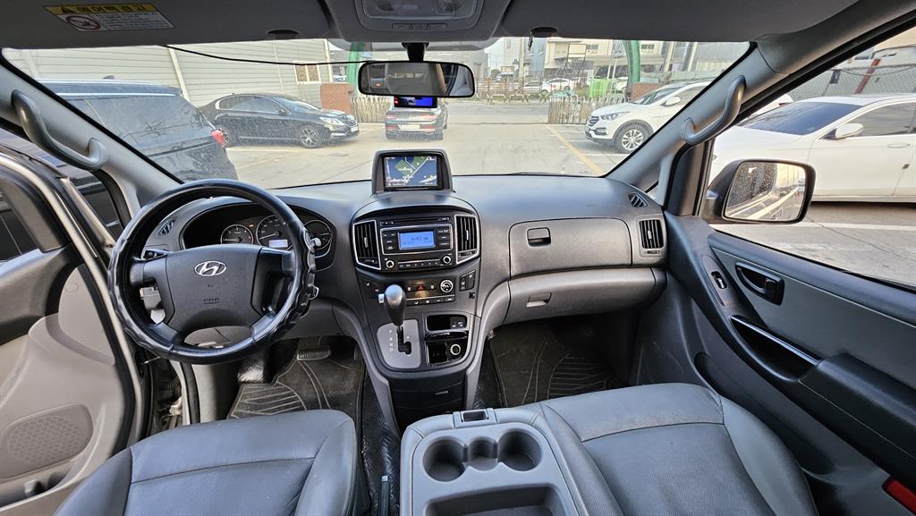 HYUNDAI Starex - Vista 6