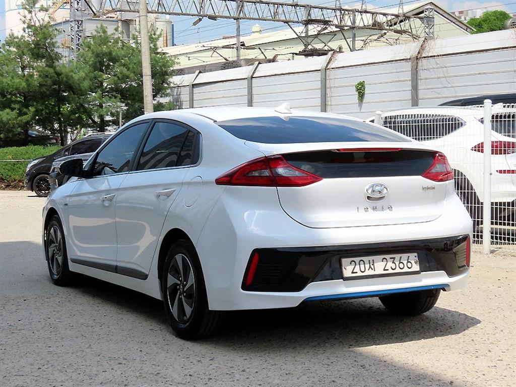 HYUNDAI Ioniq - Vista 3
