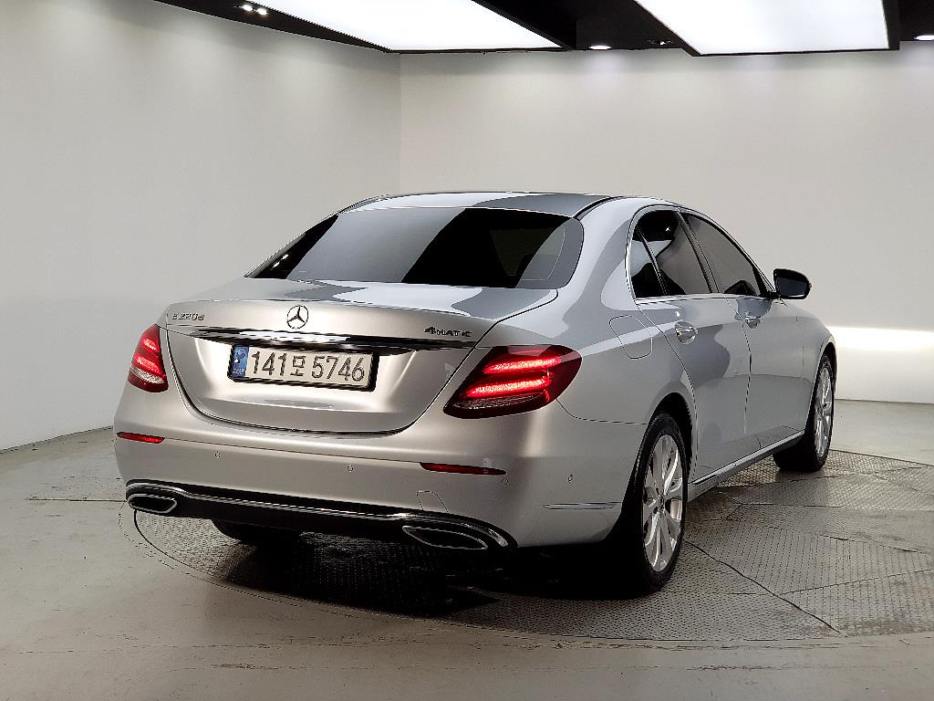 Mercedes Benz E class - Vista 4