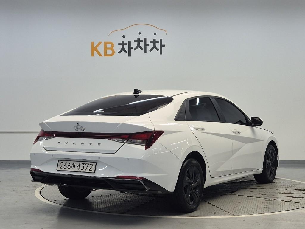 HYUNDAI Avante - Vista 3