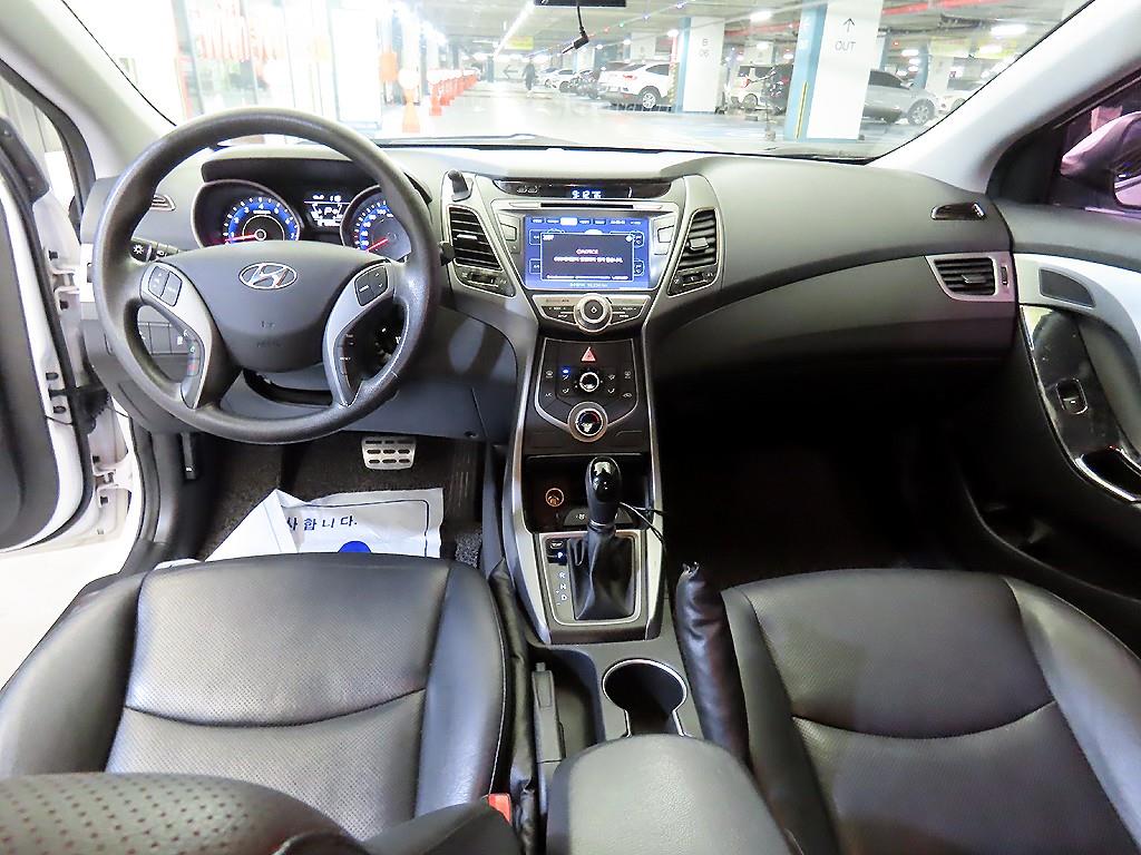 HYUNDAI Avante - Vista 10