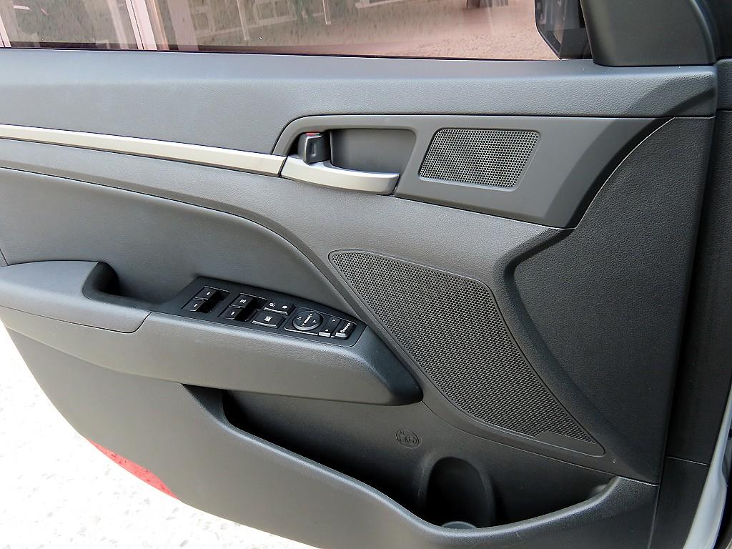 HYUNDAI Avante - Vista 11