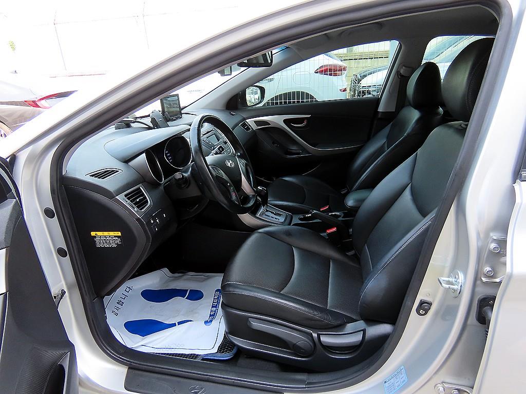HYUNDAI Avante - Vista 5