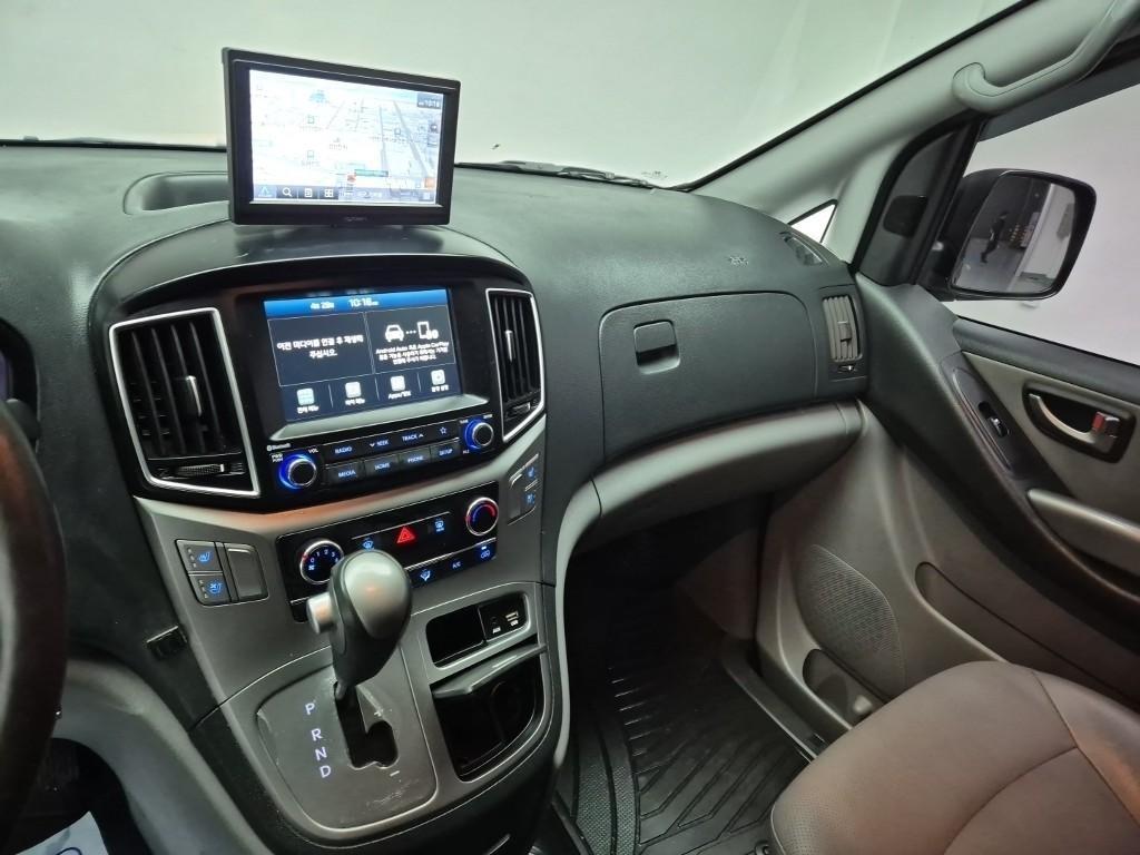 HYUNDAI Starex - Vista 10