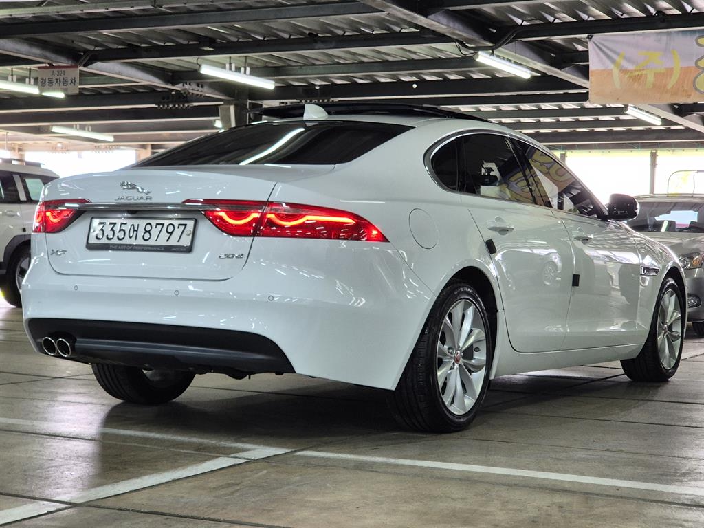 Jaguar XF - Vista 3