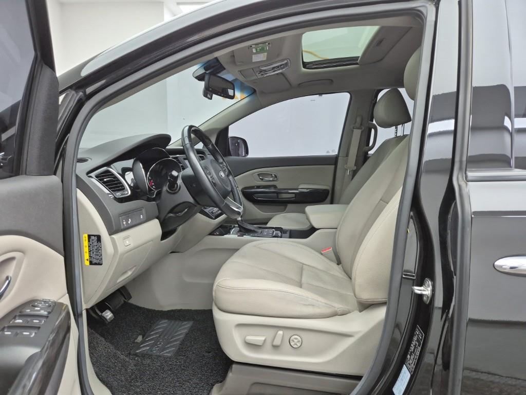 KIA Carnival - Vista 11