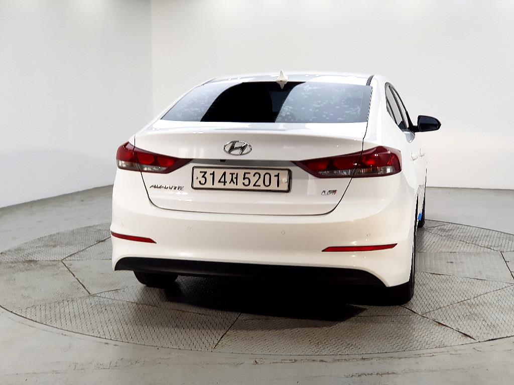 HYUNDAI Avante - Vista 3