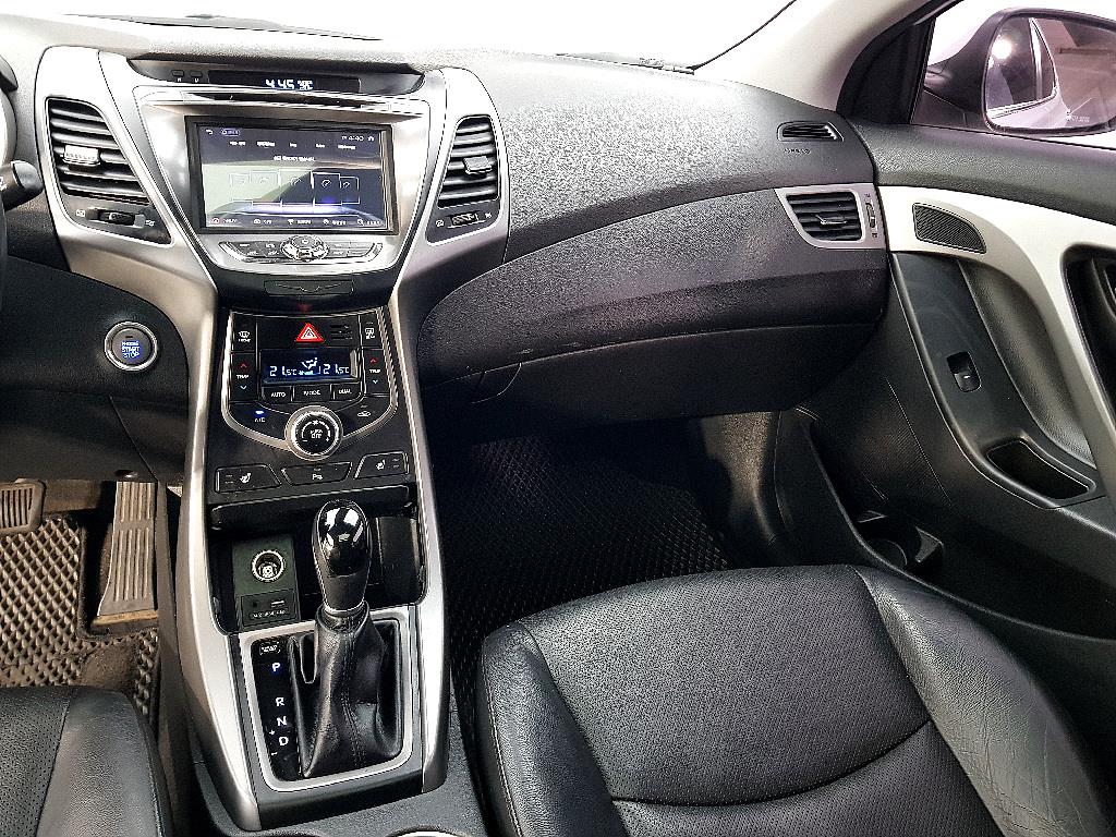 HYUNDAI Avante - Vista 10
