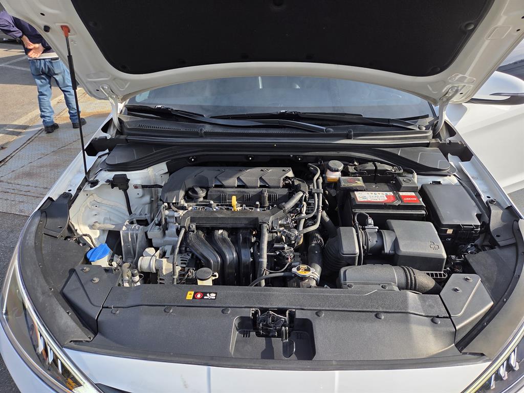 HYUNDAI Avante - Vista 10