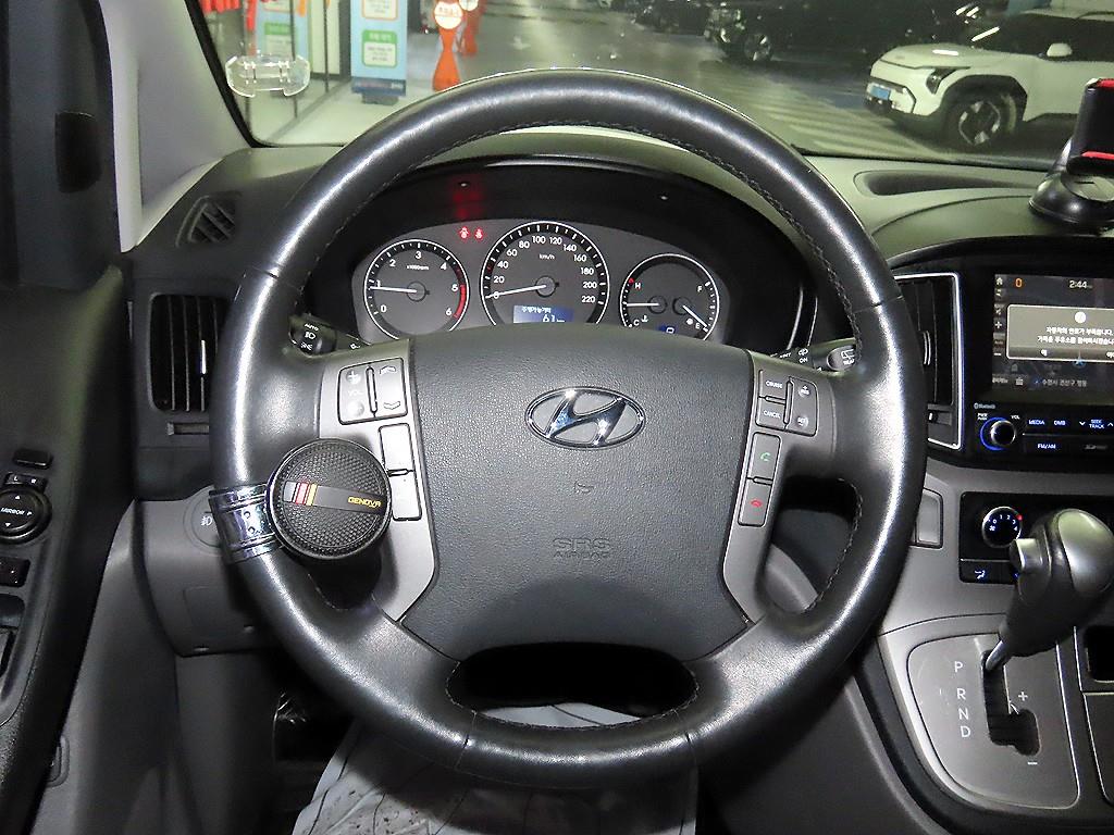 HYUNDAI Starex - Vista 8