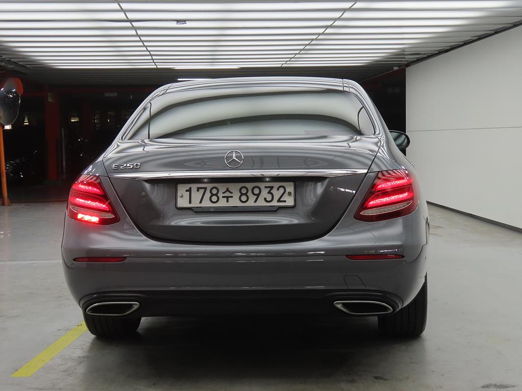 Mercedes Benz E class - Vista 3