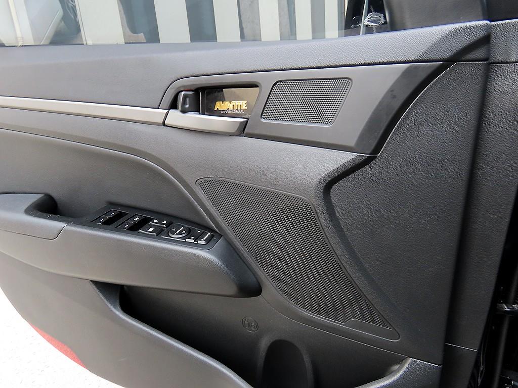 HYUNDAI Avante - Vista 11