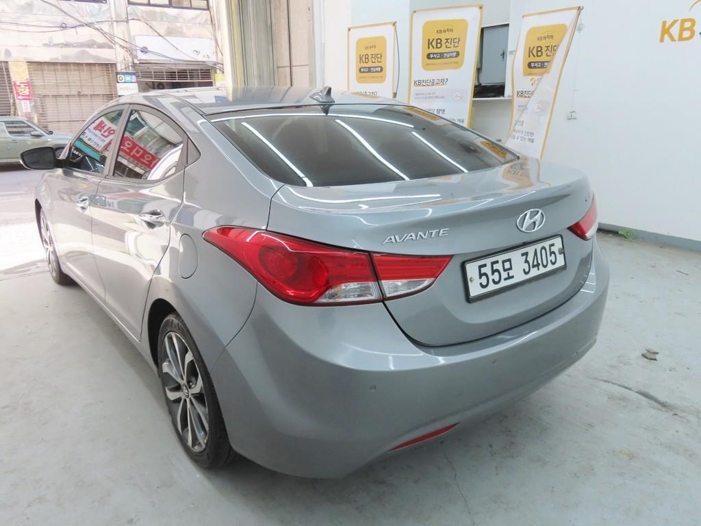 HYUNDAI Avante - Vista 4