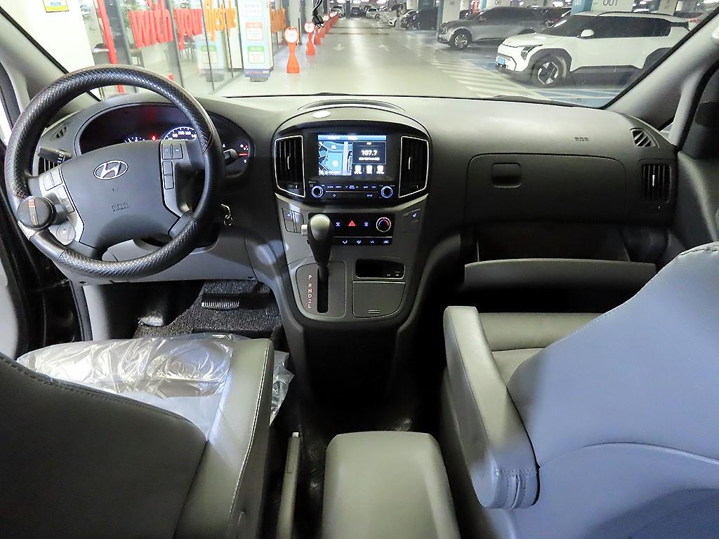 HYUNDAI Starex - Vista 10