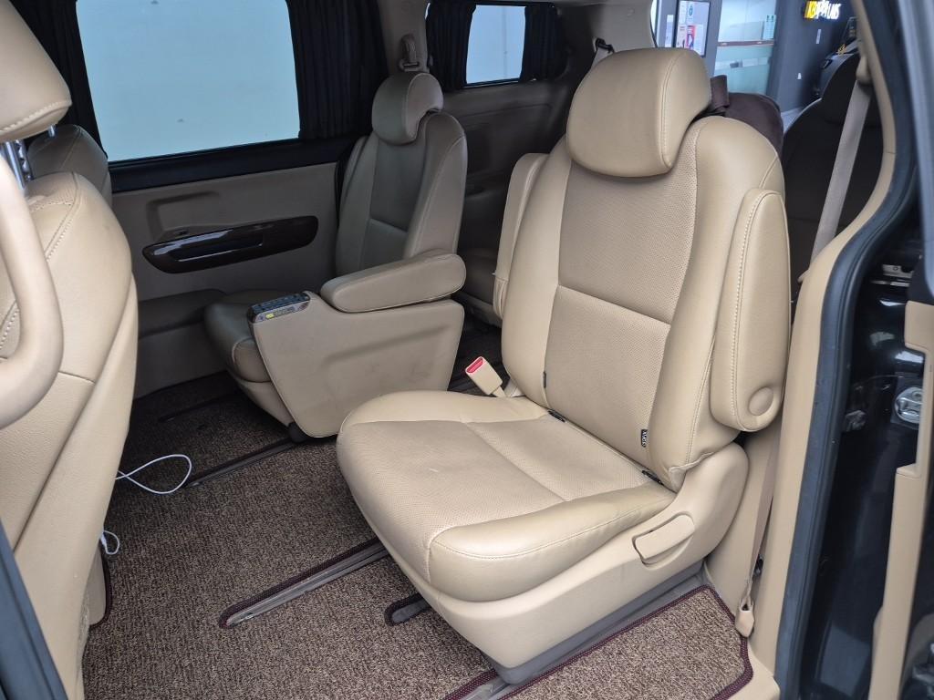 KIA Carnival - Vista 12