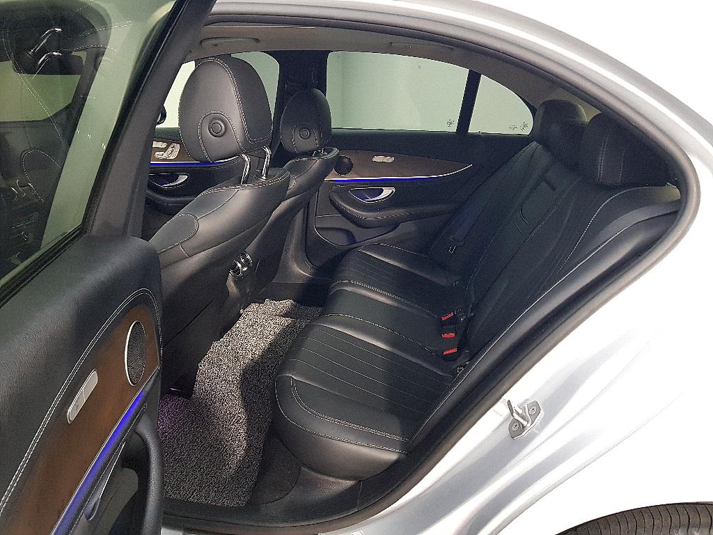 Mercedes Benz E class - Vista 9