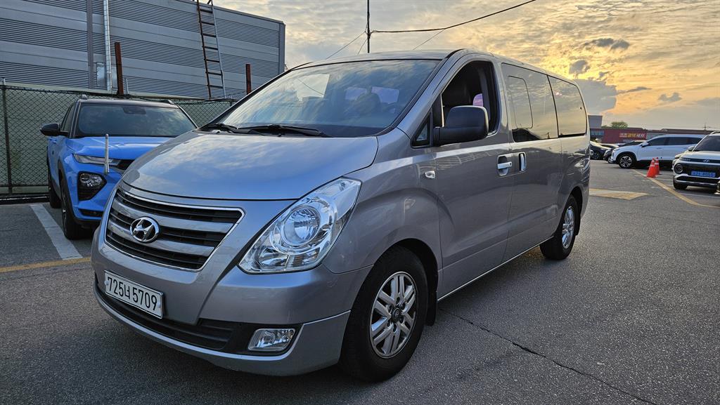 HYUNDAI Starex - Vista 3