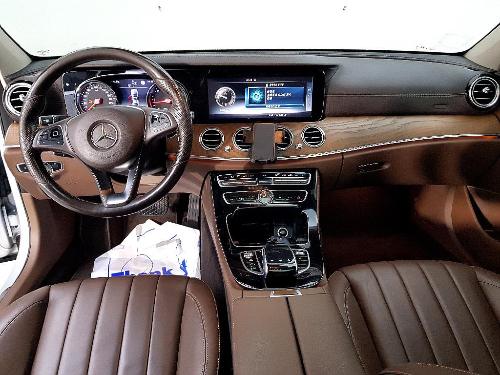 Mercedes Benz E class - Vista 5