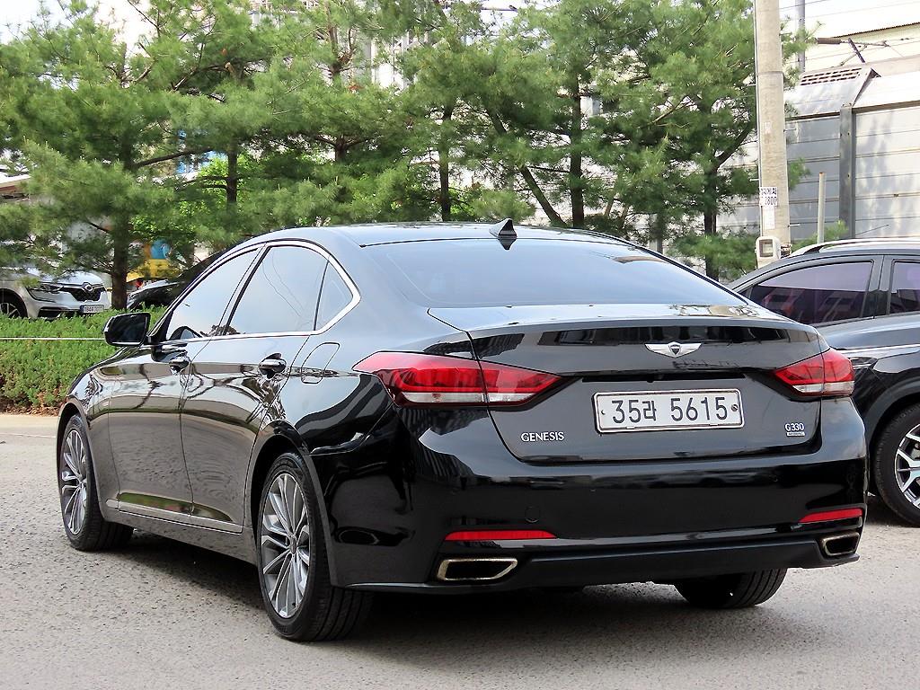 HYUNDAI Genesis - Vista 3