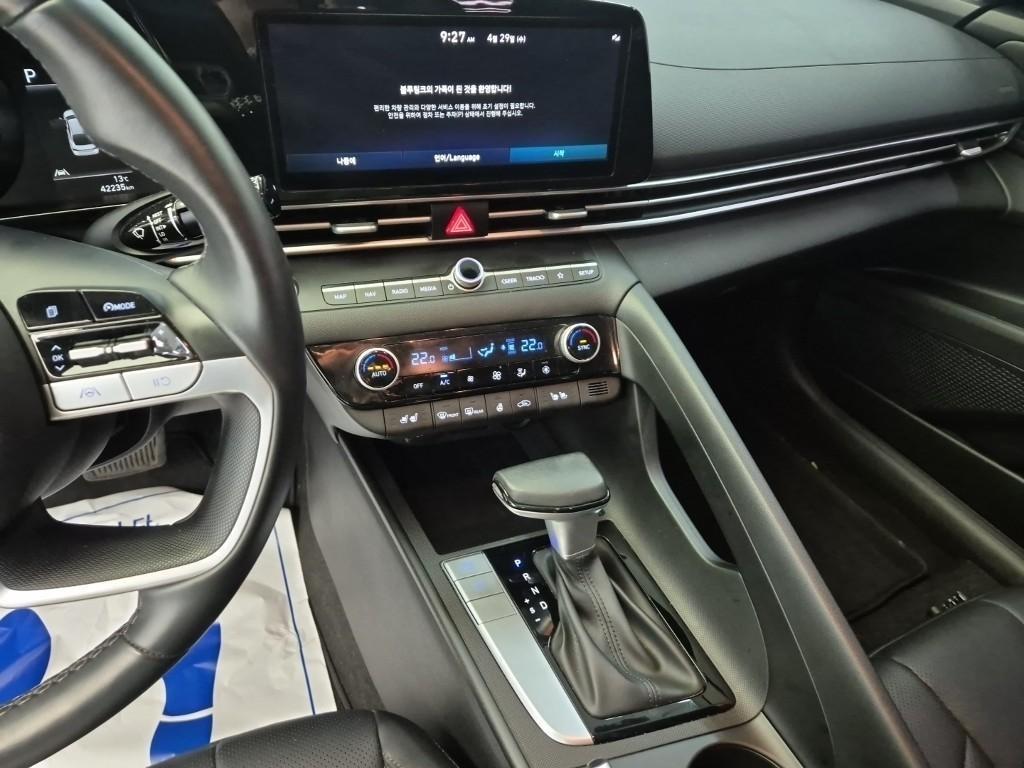 HYUNDAI Avante - Vista 10