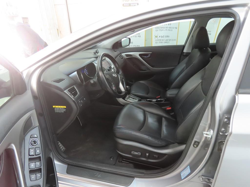HYUNDAI Avante - Vista 5